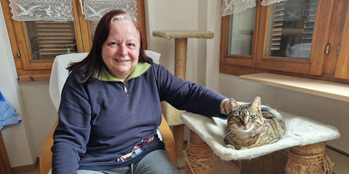 Die Präsidentin des Tierschutzvereins Niedersimmental, Ursula Bürki, mit Katze Nico.