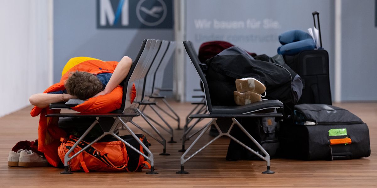 07.02.2024, Bayern, München: Passagiere schlafen am Flughafen München auf Bänken am Terminal 2. Die Gewerkschaft Verdi hat das Bodenpersonal der Lufthansa zu einem ganztägigen Warnstreik an mehreren Flughäfen am Mittwoch aufgerufen. Foto: Sven Hoppe/dpa +++ dpa-Bildfunk +++ (KEYSTONE/DPA/Sven Hoppe)