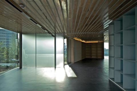 The 500kg glass door of the large multipurpose room slides open to connect the room to the entrance and library space.