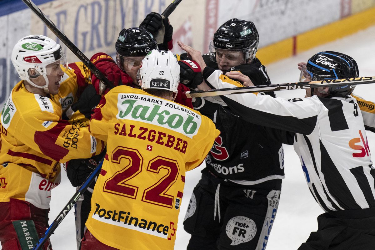 Die Spieler pruegeln sich im Eishockey Qualifikationsspiel der National League zwischen dem HC Fribourg Gotteron und den SCL Tigers, am Samstag, 17. Februar 2024, in der BCF Arena in Fribourg. (KEYSTONE/Peter Schneider)