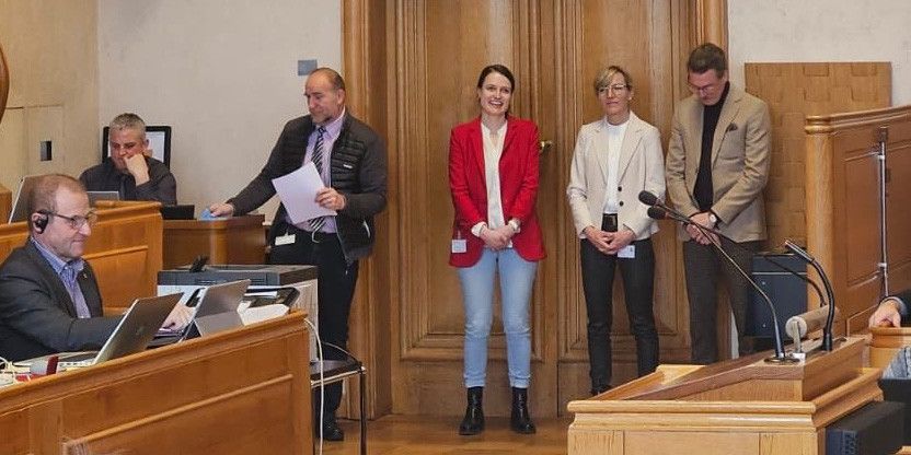 Die drei neuen Grossratsmitglieder warten im Berner Rathaus auf ihre Vereidigung