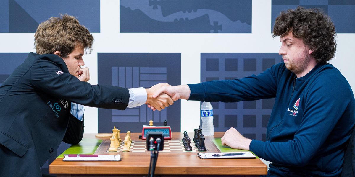 Magnus Carlsen und sein Widersacher Hans Niemann beim Handshake.