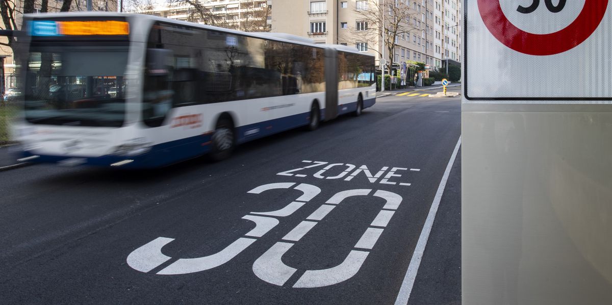 Un bus des Transports publics genevois (TPG) roule dans une zone a 30 km/h, ce jeudi 13 janvier 2022 a Geneve. (KEYSTONE/Martial Trezzini)