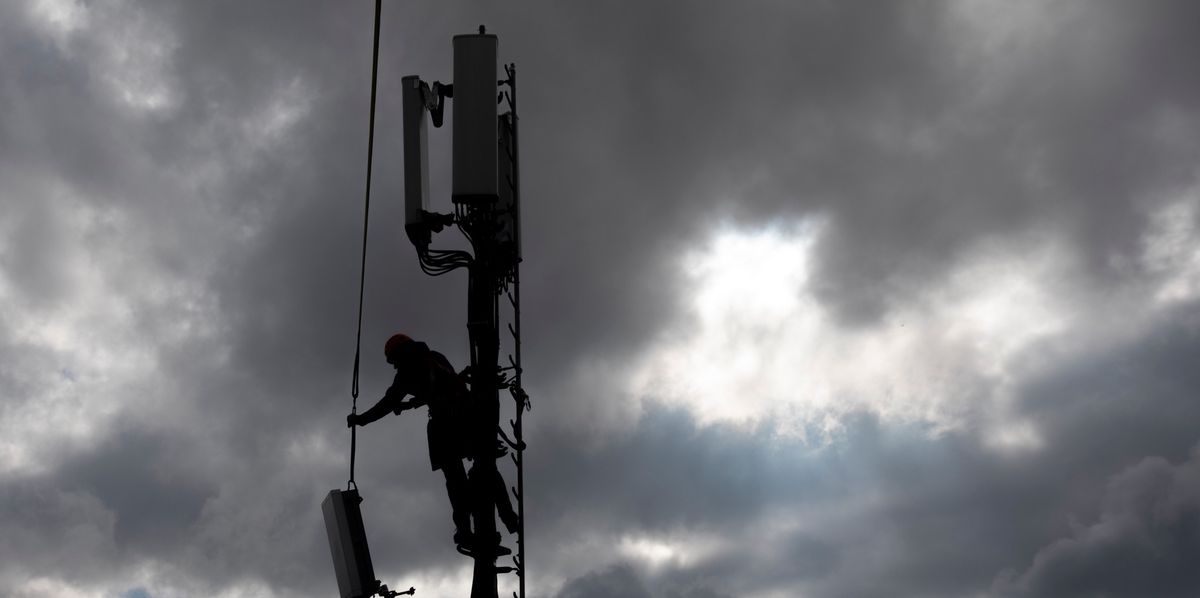 Benjamin Wasem, Installationsfachmann im Auftrag der Swisscom, montiert ein 5G Antennelement, waehrend der Installation einer 5G Antenne, am Dienstag, 26. Maerz 2019 in Bern. (KEYSTONE/Peter Klaunzer)