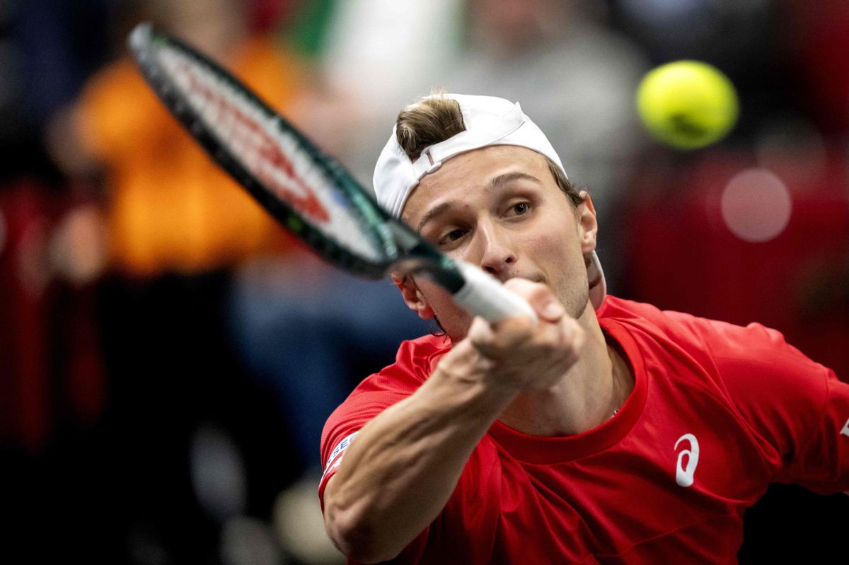 Switzwerland's Leandro Riedi returns the ball to Netherlands' Botic Van De Zandschulp on the first day of the Davis Cup qualifying round between the Netherlands and Switzerland at Martiniplaza, in Groningen, on February 2, 2024. (Photo by Sander Koning / ANP / AFP) / Netherlands OUT