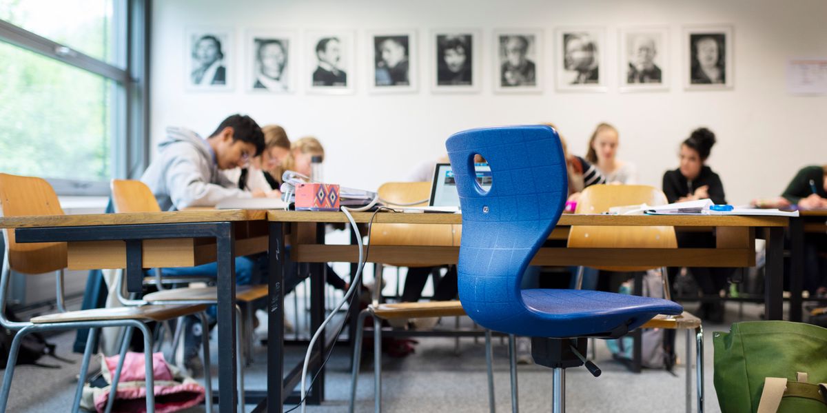 Schulabsentismus: In zahlreichen Schulen im Kanton Bern bleiben einzelne Stühle lange mehr - teilweise über Monate. 