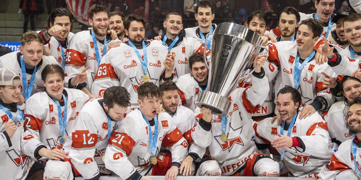 Die Spieler von Martigny feiern den Cupsieg nach dem Herren Eishockey National Cup Final zwischen dem HCV Martigny und EHC Arosa am Sonntag, 5. Februar 2023 in Luzern. (KEYSTONE/Urs Flueeler).
