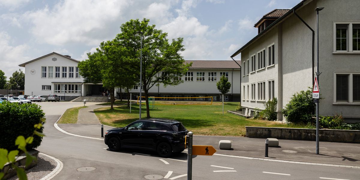 Aussenansicht der Schulanlage Utzensdorf. Anlässlich einer Reportage über die Schulraumplanung, am 22.06.2022. Foto: Christian Pfander / Tamedia AG