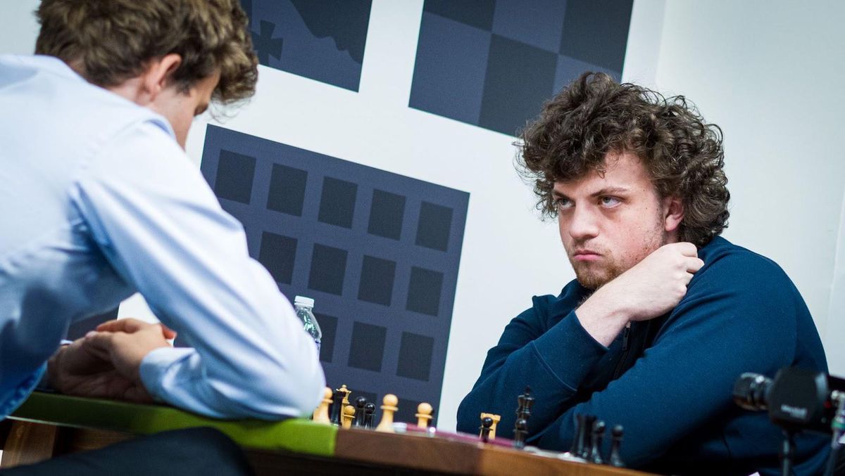 Die Partie, die den Stein ins Rollen brachte: Hans Niemann (r.) schlägt Magnus Carlsen Anfang September in St. Louis, worauf sich dieser vom Turnier zurückzieht. 