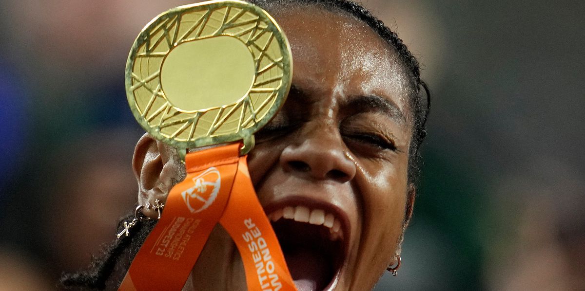 Sha'Carri Richardson freut sich an Gold an der WM in Budapest.