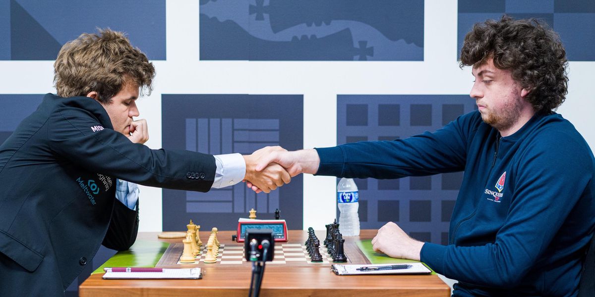 Magnus Carlsen und Hans Niemann reichen sich die Hände.