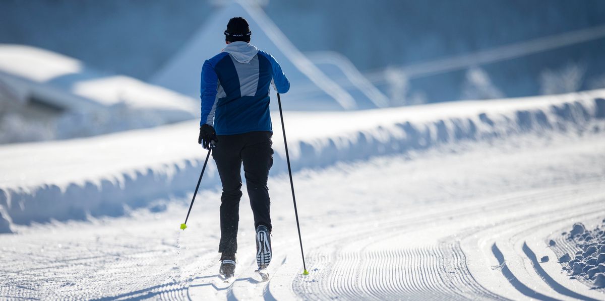 Langlaufsportler auf den Loipen Studen, fotografiert am 16. Januar 2021. (KEYSTONE/Christian Beutler)