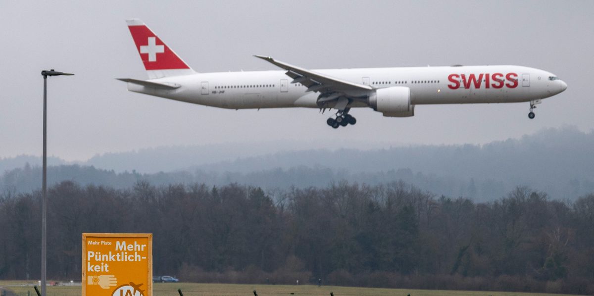 Ein Boeing 777-3DE(ER) der Swiss landet auf der Piste 14 des Flughafens Zuerich Kloten.
Plakate fuer die Pistenverlaengerung, Mehr Nachtruhe, mehr Sicherheit, mehr Puenklichkeit. Abstimmung
06.02.2024
(URS JAUDAS/TAGES-ANZEIGER)