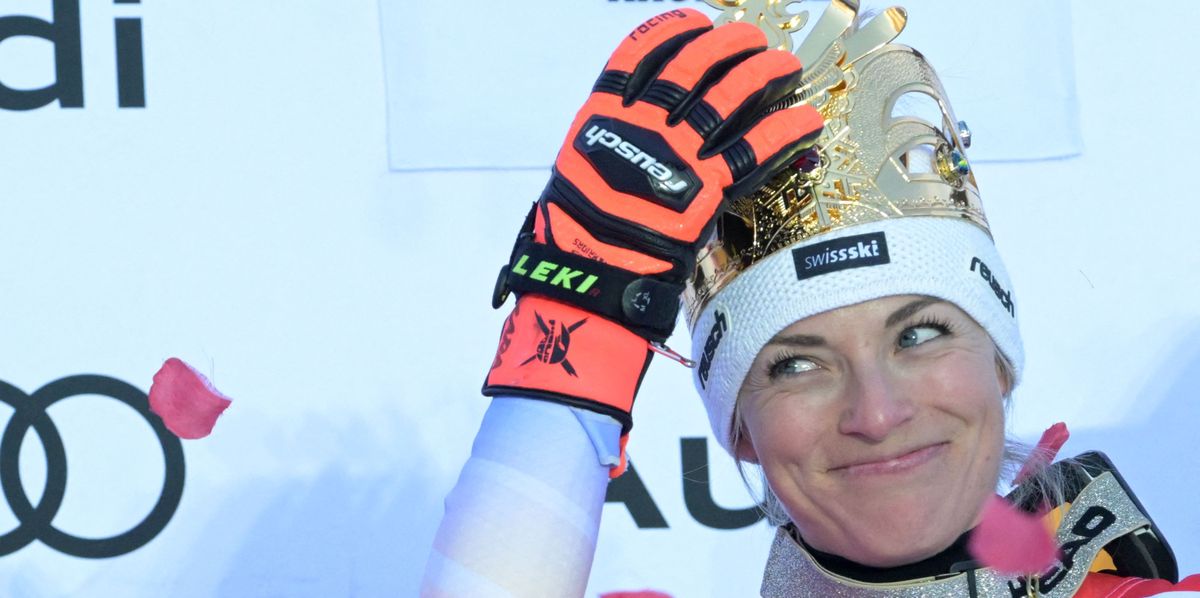 TOPSHOT - Switzerland's Lara Gut-Behrami, winner, celebrates during the podium ceremony of the Women's Giant Slalom event of FIS Alpine Skiing World Cup in Kronplatz, Plan de Corones, Italy on January 30, 2024. (Photo by Tiziana FABI / AFP) (KEYSTONE/AFP/TIZIANA FABI)