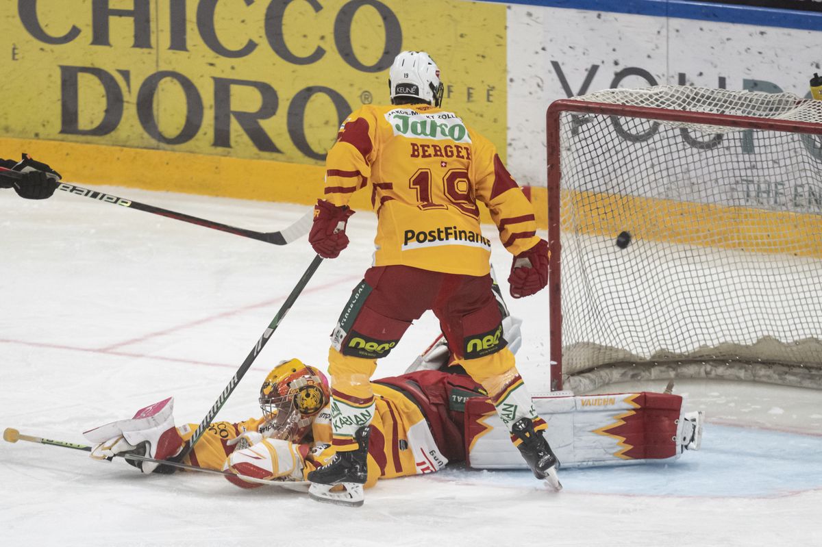 Tigers's goalie Luca Boltshauser, down, and Pascal Berger, up, during the preliminary round game of National League Swiss Championship 2023/24 between HC Lugano against SCL Tigers at the ice stadium Corner Arrena, Friday, February 23, 2024. (KEYSTONE/Ti-Press/Pablo Gianinazzi)