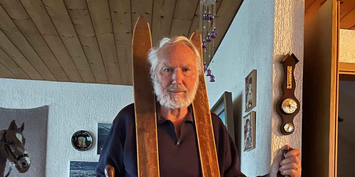 Der 84-jährige Alfred Ryter hat seine über 60 Jahren alten Ski und Stöcken aus dem Keller geholt. Mit
dieser Ausrüstung nahm er 1963 zum ersten Mal am Gebirgsskilauf teil.