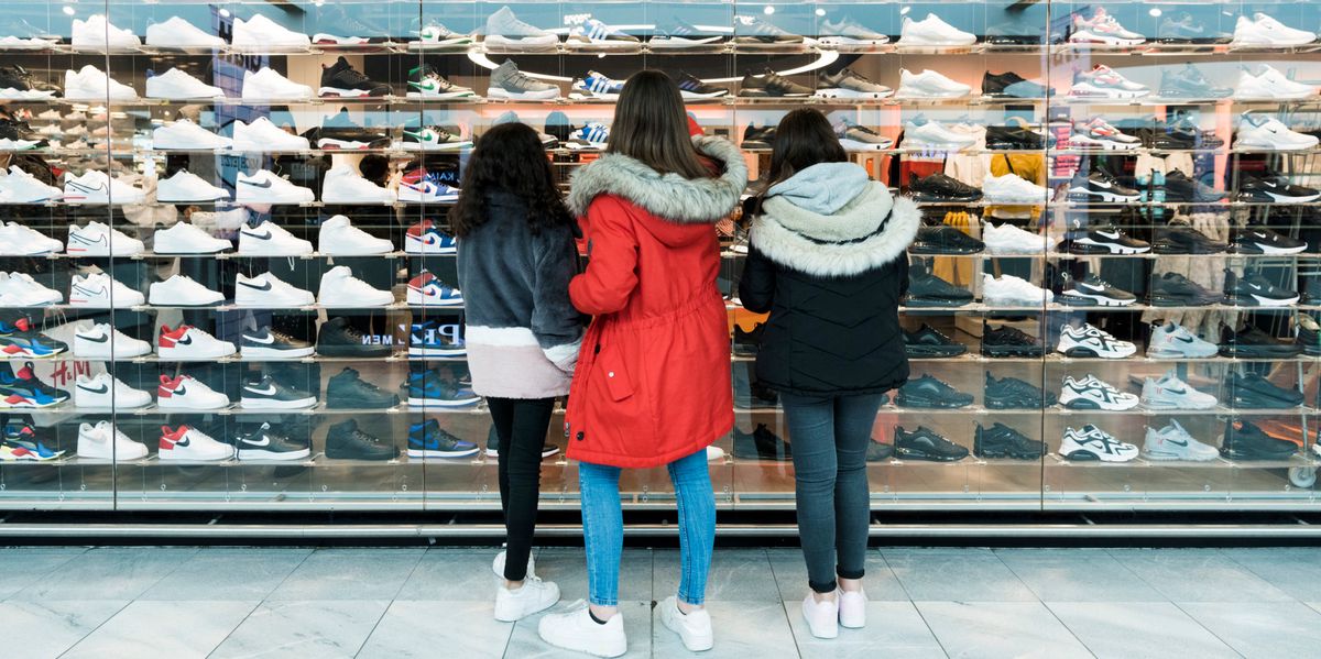 Drei jugendliche Maedchen betrachten Turnschuhe im Schaufenster des Turnschuh-Ladens Snipes, im Einkaufszentrum Glattzentrum in Wallisellen, Kanton Zuerich, aufgenommen am 26. Februar 2020. (KEYSTONE/Goran Basic)