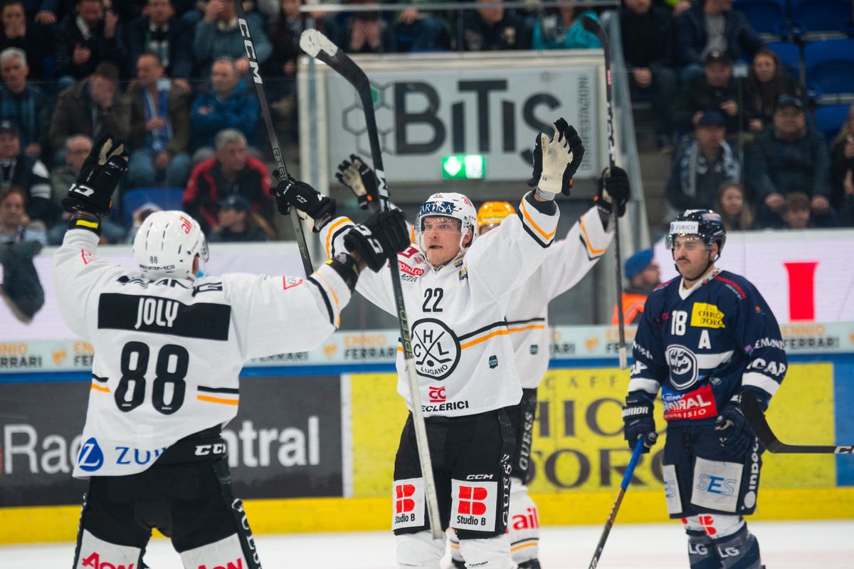 Lugano's player Santeria Alatalo, center, celebrates the 4-4 goal, during the first round Play-in game of National League Swiss Championship 2023/24 between HC Ambri Piotta and HC Lugano, at the Gottardo Arena in Ambri, Thursday, March 7, 2024. (KEYSTONE/Ti-Press/Samuel Golay)