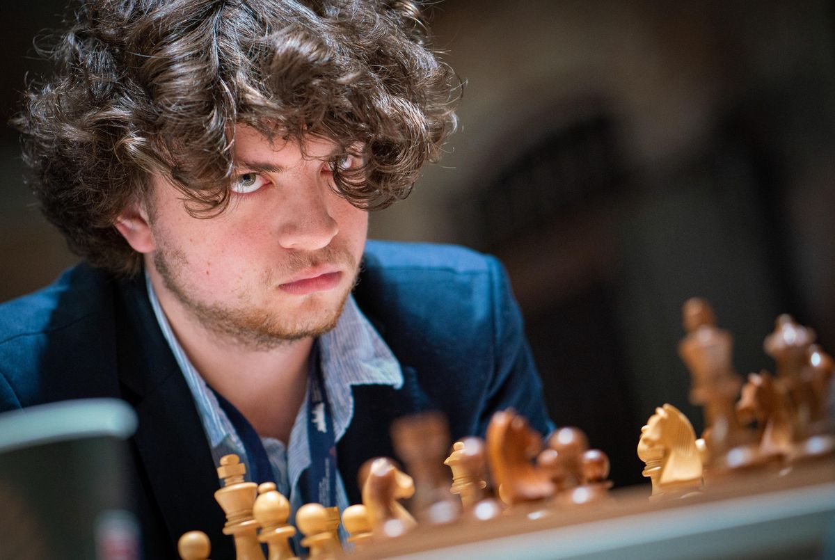 Schach ist sein Leben, doch wie weit ist er bereit zu gehen, um weiter nach oben zu kommen? Hans Niemann, Weltnummer 40. 