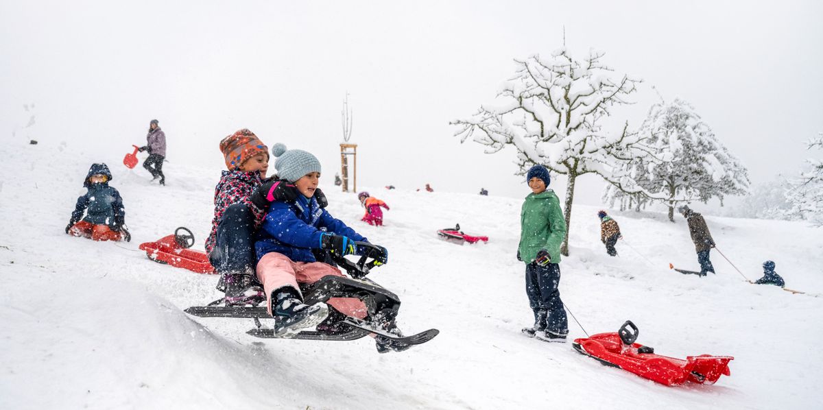 Kinder schlitteln am Monte Diggelmann im Irchelpark und geniessen den vielen Neuschnee.
02.12.2023
(Tages-Anzeiger/Urs Jaudas)