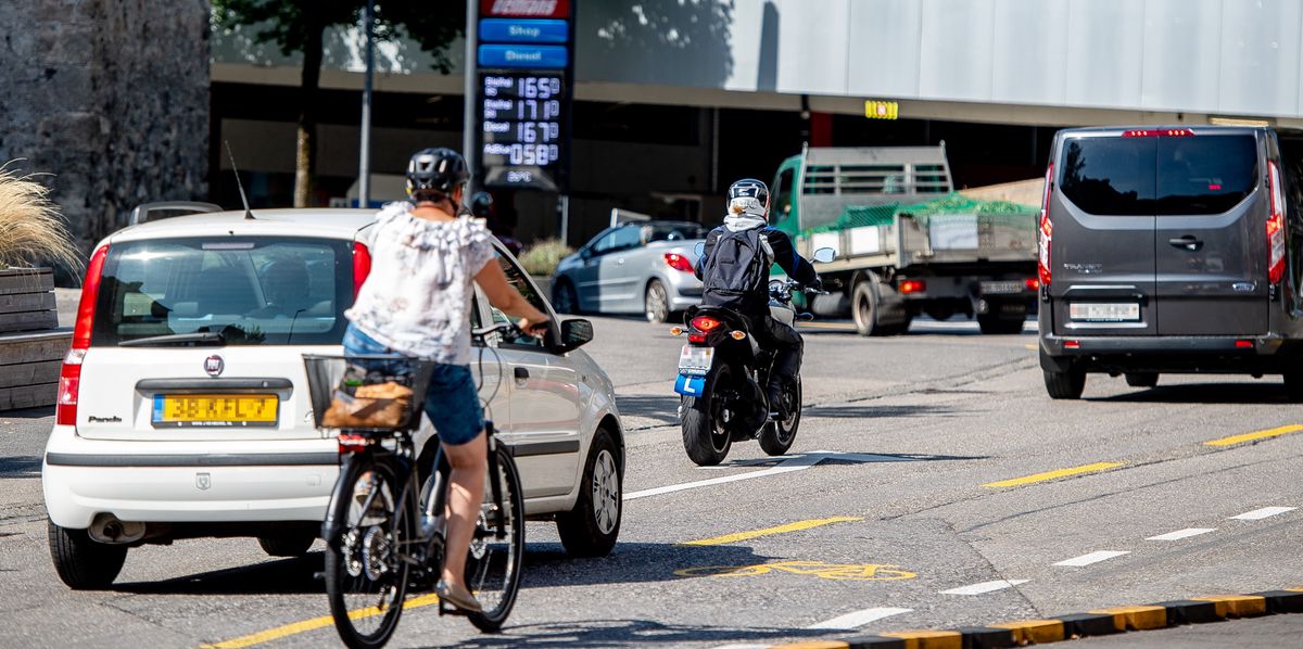 Heute teilen sich die Velofahrenden die Strasse mit dem motorisierten Verkehr.