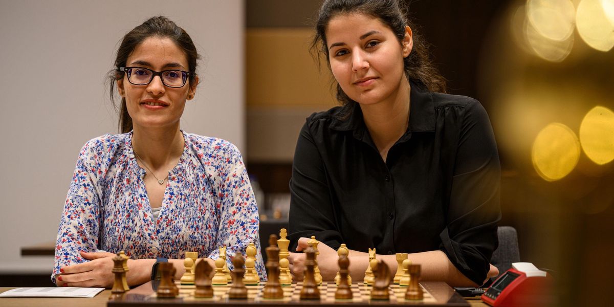 Sind es sich gewohnt, die einzigen Frauen zu sein: die Schachspielerinnen Ghazal Hakimifard (l.) und Lena Georgescu. 
