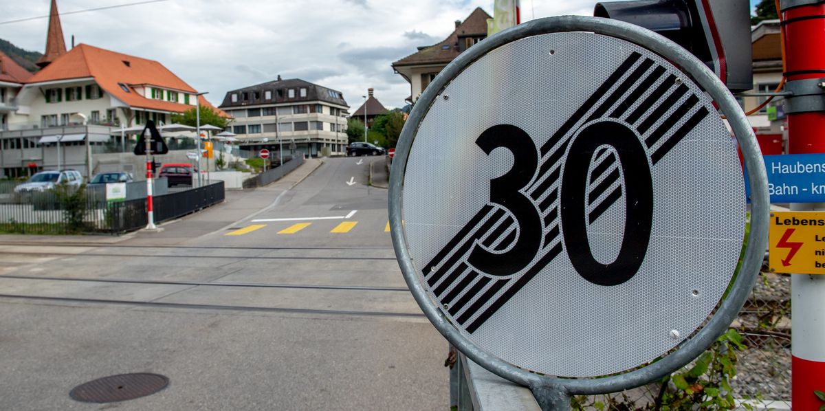 Ein Verkehrsschild signalisiert das Ende der 30-er Zone auf der Haubenstrasse in Oberdiessbach.